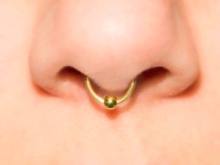 Сережка в ніс (101 фото): як вставити золоті сережки в ніс, кільце, обманка та інші популярні види