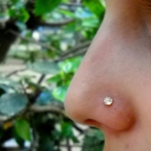 Сережка в ніс (101 фото): як вставити золоті сережки в ніс, кільце, обманка та інші популярні види