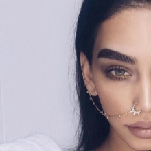 Сережка в ніс (101 фото): як вставити золоті сережки в ніс, кільце, обманка та інші популярні види