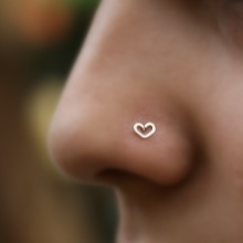 Сережка в ніс (101 фото): як вставити золоті сережки в ніс, кільце, обманка та інші популярні види