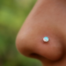 Сережка в ніс (101 фото): як вставити золоті сережки в ніс, кільце, обманка та інші популярні види