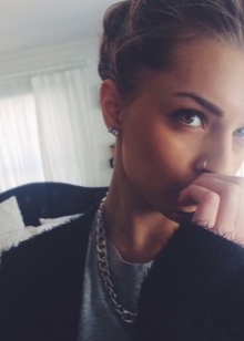 Сережка в ніс (101 фото): як вставити золоті сережки в ніс, кільце, обманка та інші популярні види