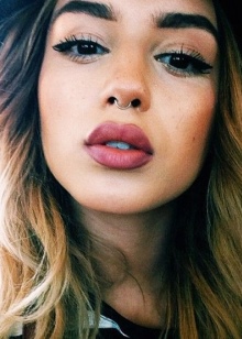 Сережка в ніс (101 фото): як вставити золоті сережки в ніс, кільце, обманка та інші популярні види