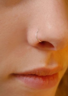 Сережка в ніс (101 фото): як вставити золоті сережки в ніс, кільце, обманка та інші популярні види
