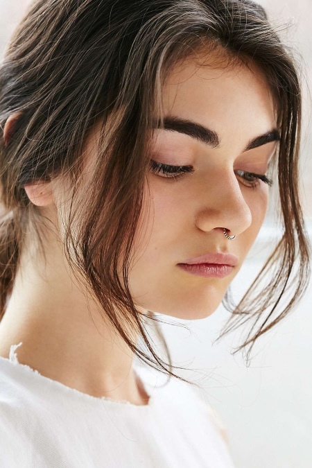 Сережка в ніс (101 фото): як вставити золоті сережки в ніс, кільце, обманка та інші популярні види