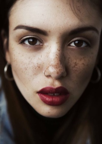 Сережка в ніс (101 фото): як вставити золоті сережки в ніс, кільце, обманка та інші популярні види