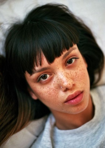 Сережка в ніс (101 фото): як вставити золоті сережки в ніс, кільце, обманка та інші популярні види