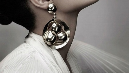 Сережки (143 фото): модні сережки 2020, які краще виглядають у вухах, моделі з полімерної глини, стильні сережки фріволіте і хрести