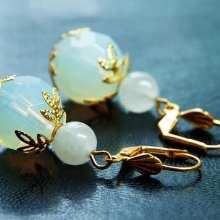 Сережки (143 фото): модні сережки 2020, які краще виглядають у вухах, моделі з полімерної глини, стильні сережки фріволіте і хрести