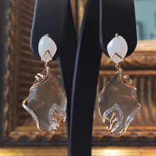 Сережки (143 фото): модні сережки 2020, які краще виглядають у вухах, моделі з полімерної глини, стильні сережки фріволіте і хрести