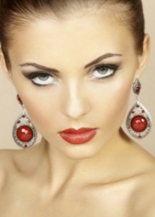 Сережки (143 фото): модні сережки 2020, які краще виглядають у вухах, моделі з полімерної глини, стильні сережки фріволіте і хрести