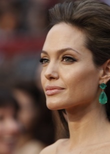 Сережки (143 фото): модні сережки 2020, які краще виглядають у вухах, моделі з полімерної глини, стильні сережки фріволіте і хрести