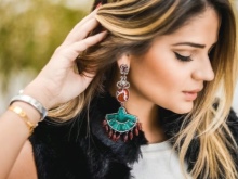 Сережки (143 фото): модні сережки 2020, які краще виглядають у вухах, моделі з полімерної глини, стильні сережки фріволіте і хрести