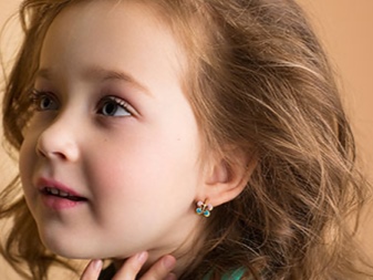 Сережки (143 фото): модні сережки 2020, які краще виглядають у вухах, моделі з полімерної глини, стильні сережки фріволіте і хрести