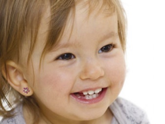 Сережки (143 фото): модні сережки 2020, які краще виглядають у вухах, моделі з полімерної глини, стильні сережки фріволіте і хрести