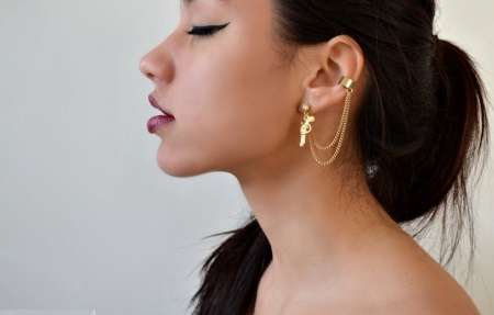 Сережки (143 фото): модні сережки 2020, які краще виглядають у вухах, моделі з полімерної глини, стильні сережки фріволіте і хрести