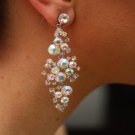 Сережки (143 фото): модні сережки 2020, які краще виглядають у вухах, моделі з полімерної глини, стильні сережки фріволіте і хрести