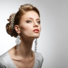 Сережки (143 фото): модні сережки 2020, які краще виглядають у вухах, моделі з полімерної глини, стильні сережки фріволіте і хрести