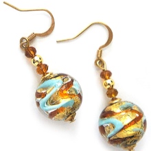 Сережки (143 фото): модні сережки 2020, які краще виглядають у вухах, моделі з полімерної глини, стильні сережки фріволіте і хрести