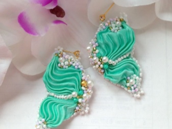 Сережки (143 фото): модні сережки 2020, які краще виглядають у вухах, моделі з полімерної глини, стильні сережки фріволіте і хрести