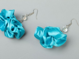 Сережки (143 фото): модні сережки 2020, які краще виглядають у вухах, моделі з полімерної глини, стильні сережки фріволіте і хрести