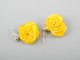 Сережки (143 фото): модні сережки 2020, які краще виглядають у вухах, моделі з полімерної глини, стильні сережки фріволіте і хрести