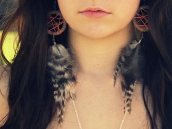 Сережки (143 фото): модні сережки 2020, які краще виглядають у вухах, моделі з полімерної глини, стильні сережки фріволіте і хрести