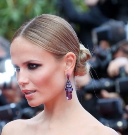 Сережки (143 фото): модні сережки 2020, які краще виглядають у вухах, моделі з полімерної глини, стильні сережки фріволіте і хрести