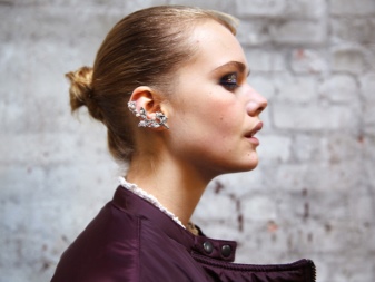 Сережки (143 фото): модні сережки 2020, які краще виглядають у вухах, моделі з полімерної глини, стильні сережки фріволіте і хрести