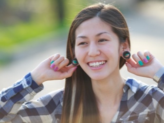 Сережки (143 фото): модні сережки 2020, які краще виглядають у вухах, моделі з полімерної глини, стильні сережки фріволіте і хрести