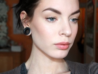 Сережки (143 фото): модні сережки 2020, які краще виглядають у вухах, моделі з полімерної глини, стильні сережки фріволіте і хрести