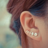 Сережки (143 фото): модні сережки 2020, які краще виглядають у вухах, моделі з полімерної глини, стильні сережки фріволіте і хрести