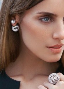 Сережки (143 фото): модні сережки 2020, які краще виглядають у вухах, моделі з полімерної глини, стильні сережки фріволіте і хрести