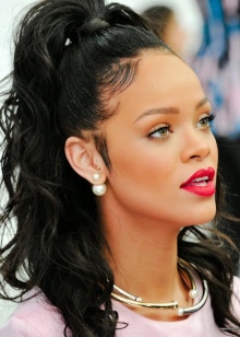 Сережки (143 фото): модні сережки 2020, які краще виглядають у вухах, моделі з полімерної глини, стильні сережки фріволіте і хрести