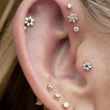 Сережки (143 фото): модні сережки 2020, які краще виглядають у вухах, моделі з полімерної глини, стильні сережки фріволіте і хрести