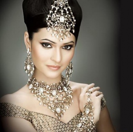 Сережки (143 фото): модні сережки 2020, які краще виглядають у вухах, моделі з полімерної глини, стильні сережки фріволіте і хрести