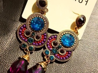 Сережки (143 фото): модні сережки 2020, які краще виглядають у вухах, моделі з полімерної глини, стильні сережки фріволіте і хрести