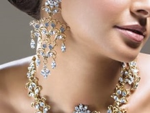 Сережки (143 фото): модні сережки 2020, які краще виглядають у вухах, моделі з полімерної глини, стильні сережки фріволіте і хрести