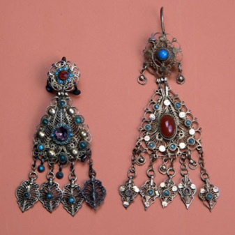 Сережки (143 фото): модні сережки 2020, які краще виглядають у вухах, моделі з полімерної глини, стильні сережки фріволіте і хрести