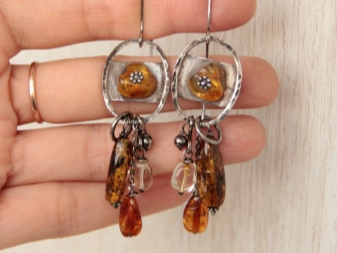 Сережки (143 фото): модні сережки 2020, які краще виглядають у вухах, моделі з полімерної глини, стильні сережки фріволіте і хрести