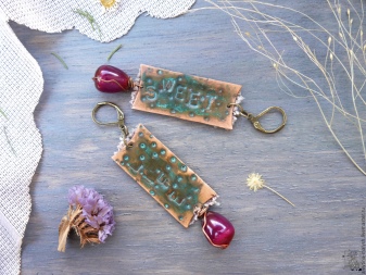 Сережки (143 фото): модні сережки 2020, які краще виглядають у вухах, моделі з полімерної глини, стильні сережки фріволіте і хрести