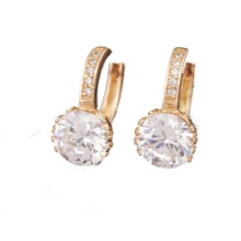 Сережки (143 фото): модні сережки 2020, які краще виглядають у вухах, моделі з полімерної глини, стильні сережки фріволіте і хрести