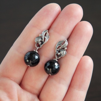 Сережки (143 фото): модні сережки 2020, які краще виглядають у вухах, моделі з полімерної глини, стильні сережки фріволіте і хрести