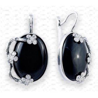 Сережки (143 фото): модні сережки 2020, які краще виглядають у вухах, моделі з полімерної глини, стильні сережки фріволіте і хрести