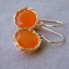 Сережки (143 фото): модні сережки 2020, які краще виглядають у вухах, моделі з полімерної глини, стильні сережки фріволіте і хрести