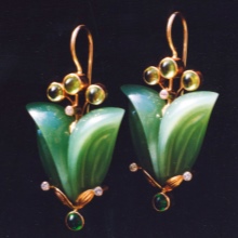 Сережки (143 фото): модні сережки 2020, які краще виглядають у вухах, моделі з полімерної глини, стильні сережки фріволіте і хрести