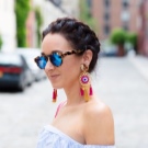 Сережки-біжутерія (68 фото): великі вечірні і великі повсякденні моделі, красиві і модні образи з люстрами