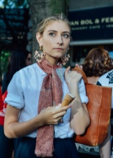 Сережки-біжутерія (68 фото): великі вечірні і великі повсякденні моделі, красиві і модні образи з люстрами