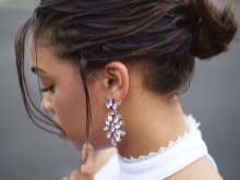 Сережки-біжутерія (68 фото): великі вечірні і великі повсякденні моделі, красиві і модні образи з люстрами