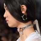 Сережки-біжутерія (68 фото): великі вечірні і великі повсякденні моделі, красиві і модні образи з люстрами